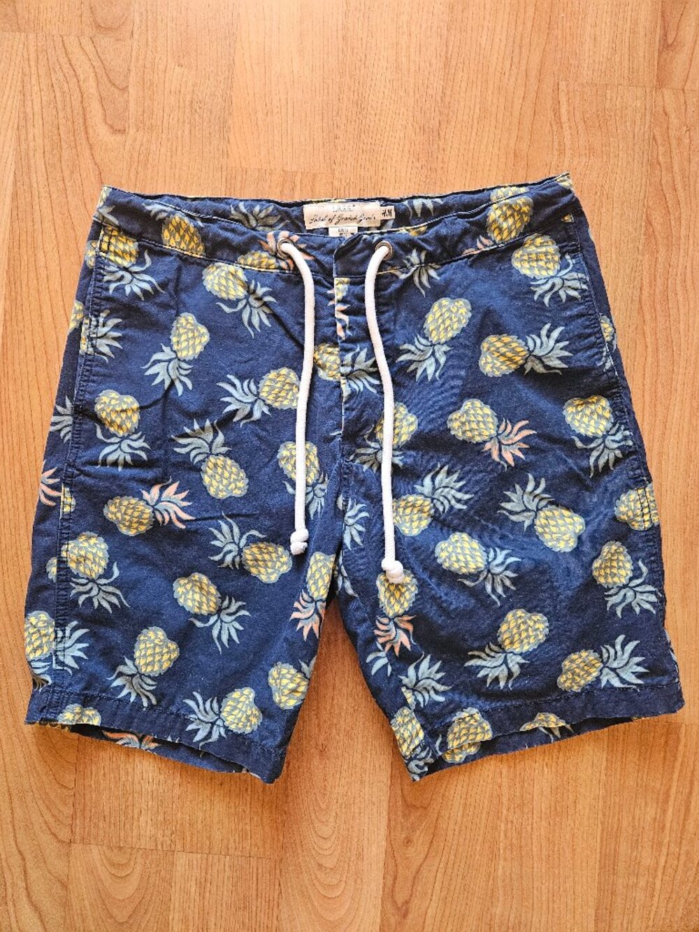 H&M men's shorts - Navy blue with pineapples and drawstring - size 32